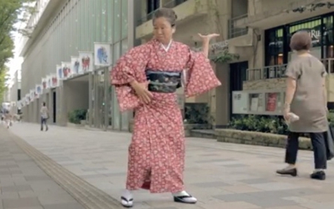 Cụ bà mặc kimono nhảy điêu luyện giữa đường