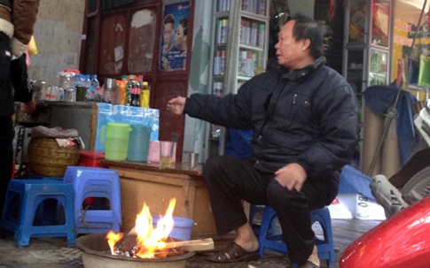 Người Hà Nội đốt lửa giữa ban ngày chống lại giá rét