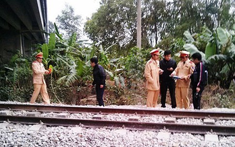 Nghe điện thoại trên đường ray, thiếu nữ bị tàu đâm chết