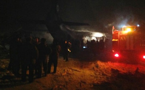 Máy bay đâm vào kho đạn dược, 9 người chết