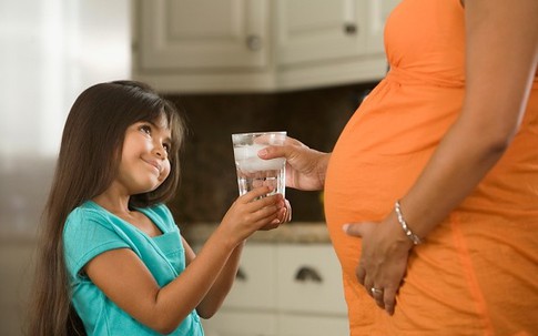 Uống nước khi mang bầu: không phải cứ nhiều là tốt!