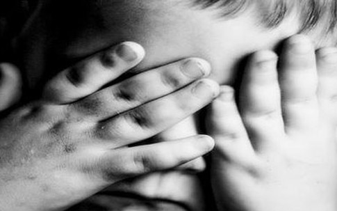 Giáo viên bắt học sinh ăn gỉ mũi, uống nước tiểu