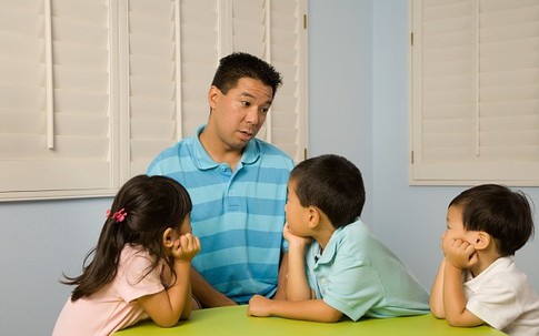Con khủng hoảng tâm lý vì bố mẹ "mỗi người dạy một phách"