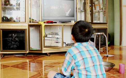 Chữa thói quen 'ngồi đồng' xem tivi của trẻ