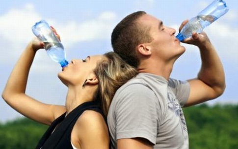 Bí quyết uống nước đúng cách trong mùa nóng