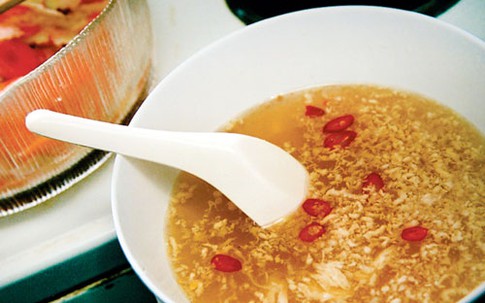 Tự pha nước chấm nem, bún chả cực ngon