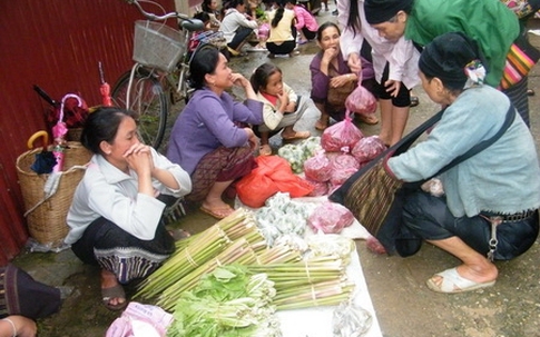 Độc đáo khu chợ Việt lưu hành cùng lúc 3 loại tiền