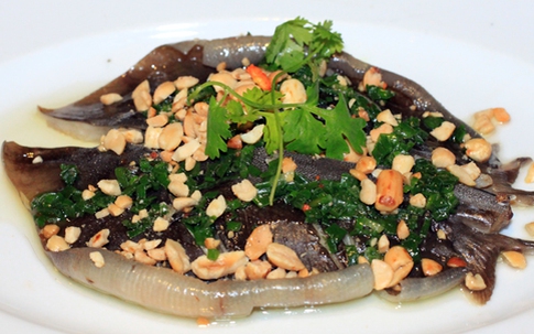 Đậm đà cá lồi xối mỡ cuốn bánh tráng