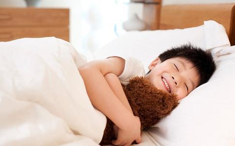 Các mẹ dùng độc chiêu dụ con ngủ trưa