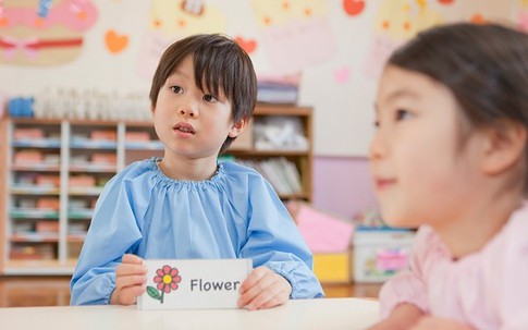 Cười vỡ bụng vì "chuyện tình" mầm non của con