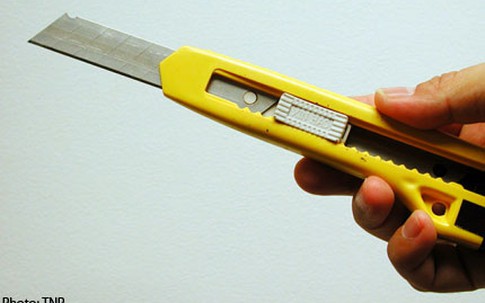 "Dê xồm" cắt nội y của phụ nữ giữa nơi công cộng