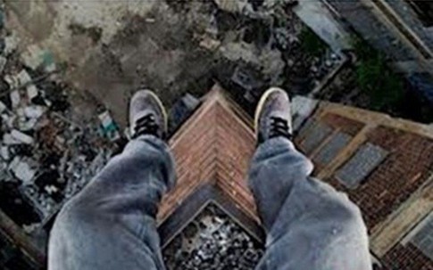 Giả vờ tự tử, trượt chân... chết thật