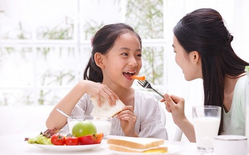Lưu ý về chế độ ăn uống cho trẻ trong ngày hè