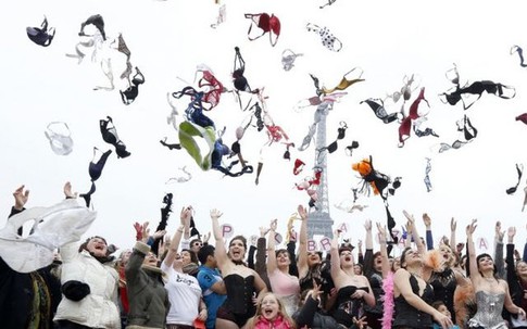 Mặc áo ngực nhiều, tăng nguy cơ lão hóa ngực