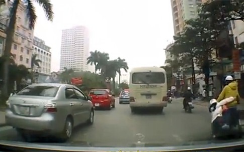 Ngồi sau xe mẹ, cháu bé ngã lăn ra đường vì ngủ gật