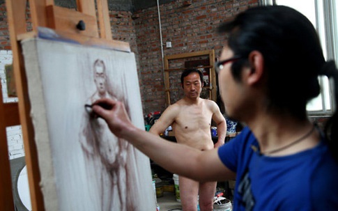 Lão nông làm mẫu nude để kiếm tiền trị bệnh cho con