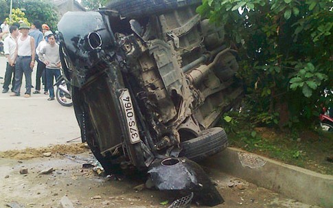Ôtô 'điên' tông chết hai người đi xe máy