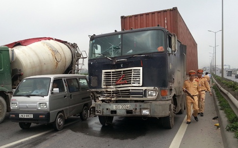 Thiếu úy cảnh sát bị kéo lê dưới gầm xe container