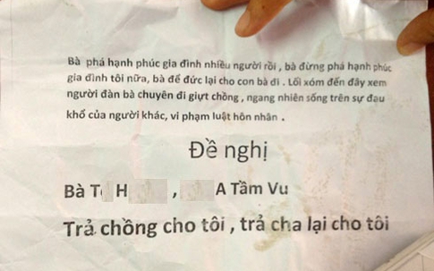 Lạ lùng người đàn bà đi ô tô phát tờ rơi 'đòi'... chồng