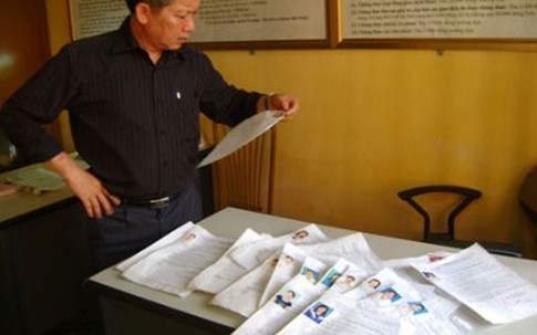 Ế vợ, bắt đền Chủ tịch xã