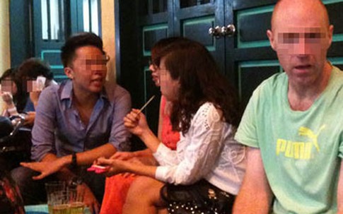 Tây tiêu "đô" cũng méo mặt với những chiêu "móc túi" của gái bar