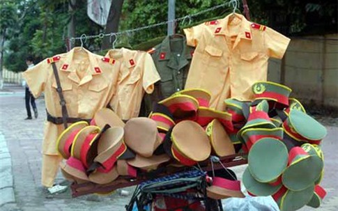 Bán rong trang phục công an "nhái" giữa Thủ đô