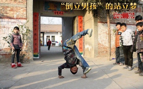 Cảm phục cậu bé tàn tật đi bằng 2 tay