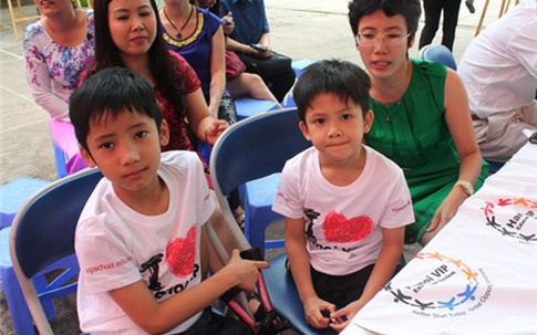 "Chú lính chì" Thiện Nhân rụt rè nhận học bổng