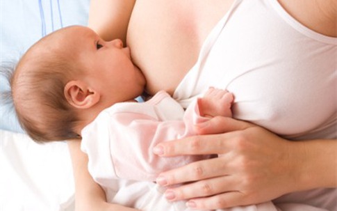 Nổi "máu dê", sờ ngực phụ nữ đang cho con bú