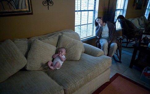 Sau sinh: Mẹ trầm cảm, con gặp nguy