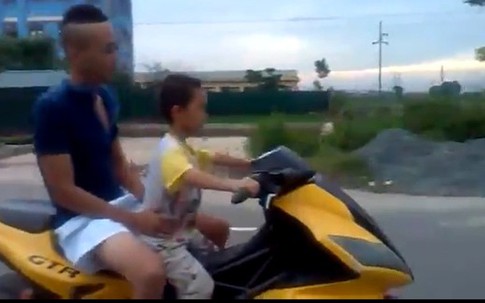 Sốc với bé trai 10X cưỡi xe phân khối lớn