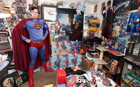 Bị vợ bỏ vì mê siêu nhân