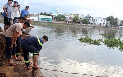 Đang mặc quần, nam thanh niên ngã kênh mất tích