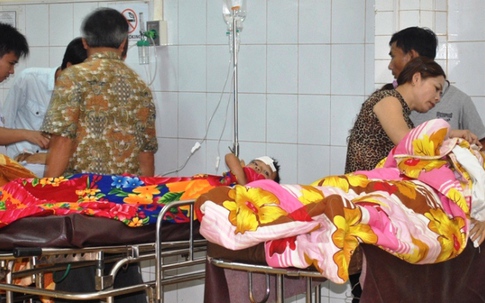 Xe đi đám tang rơi xuống vực, 4 người nguy kịch