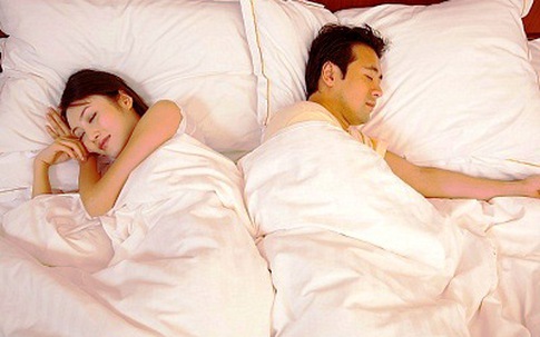 Ngủ với chồng, mơ làm "chuyện ấy" với người lạ