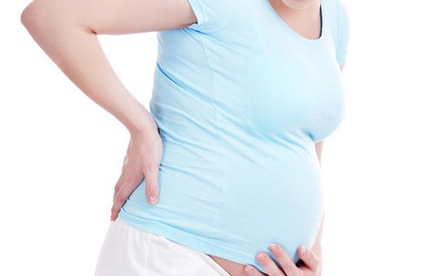 Phát khóc vì đau lưng khi bầu bí