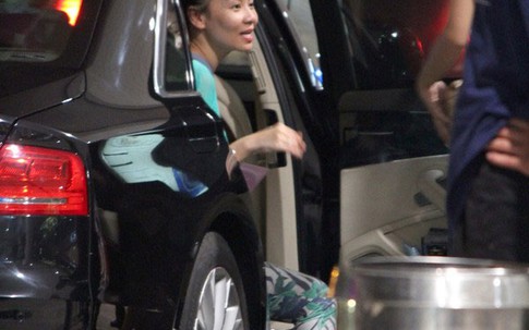 Thu Minh gây "náo loạn" sân bay