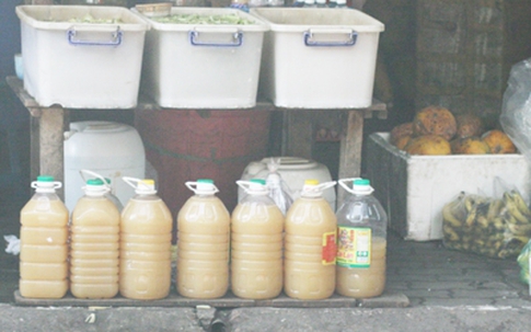 Phát hoảng với mỡ lợn đóng chai