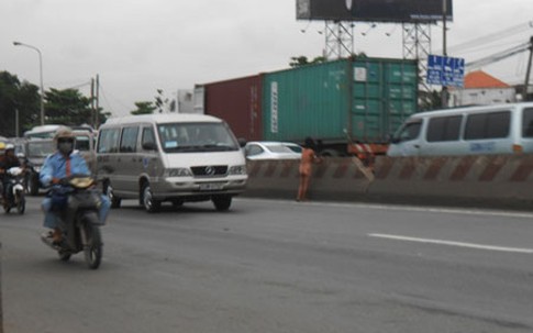 Phụ nữ khỏa thân gây hỗn loạn giao thông trên xa lộ Hà Nội