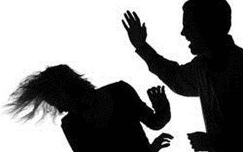 Chồng tát vợ ngay trước mặt nhân tình