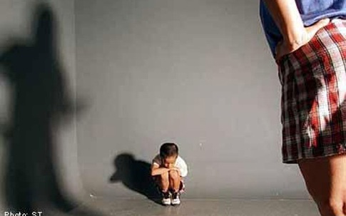 Bé 2 tuổi cha ruột hành hung tới chết