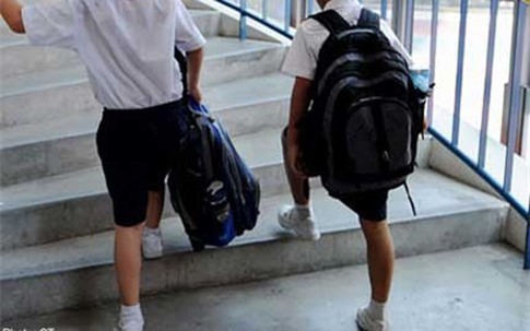 Chơi trò trượt lan can, bé 8 tuổi chết thương tâm