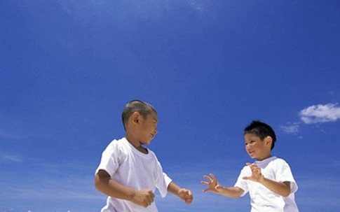 Con bị bắt nạt: dạy con im lặng hay đánh lại?