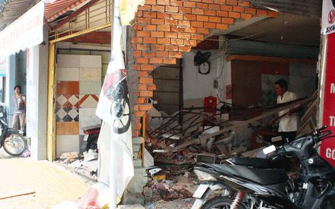 Đang uống cà phê, bị ô tô lao lên vỉa hè đâm chết