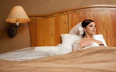Đêm tân hôn, mẹ chồng không cho nằm giường cưới