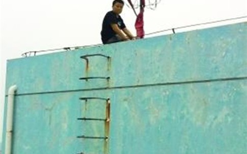 Nhảy lầu tự tử, sợ không ai biết nên đốt pháo