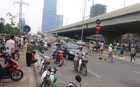 Chở nhau về quê, hai chị em bị xe khách đâm