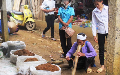 100 tuổi, cụ bà vẫn hút thuốc lào