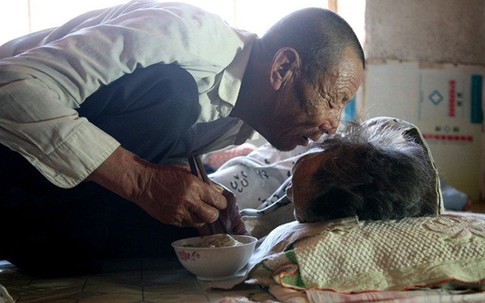 Tình yêu của người con trai 70 tuổi dành cho mẹ bại liệt