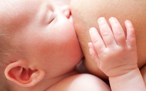 Trẻ bú mẹ dễ có địa vị xã hội cao trong tương lai